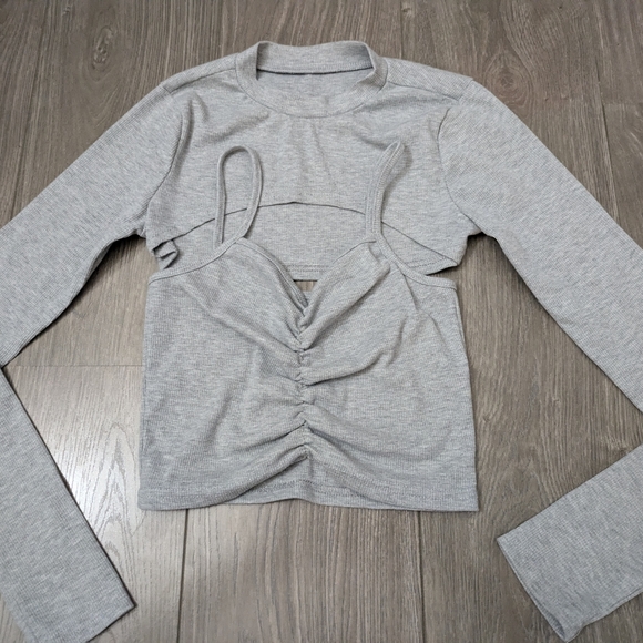 Never worn grey two piece crop top size xs perfect condition - Picture 2 of 2